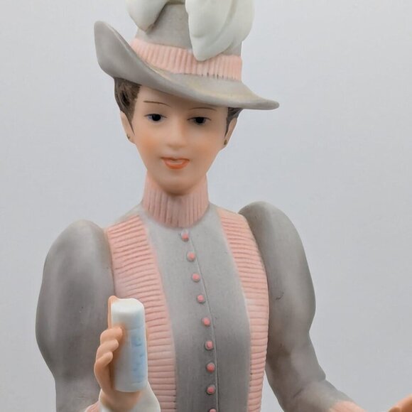 Avon President's Club 1984 Mrs Albee Award Figurine 10" - Picture 6 of 7